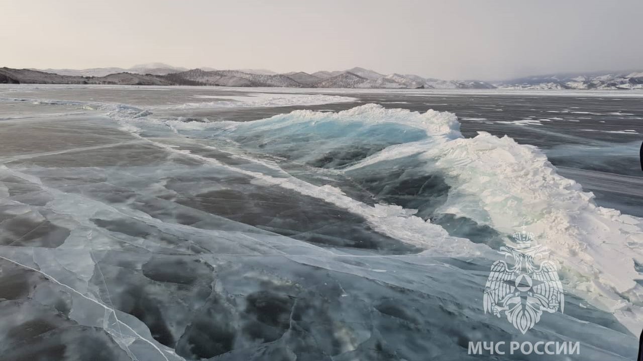 Опасная становая трещина образовалась на льду Байкала