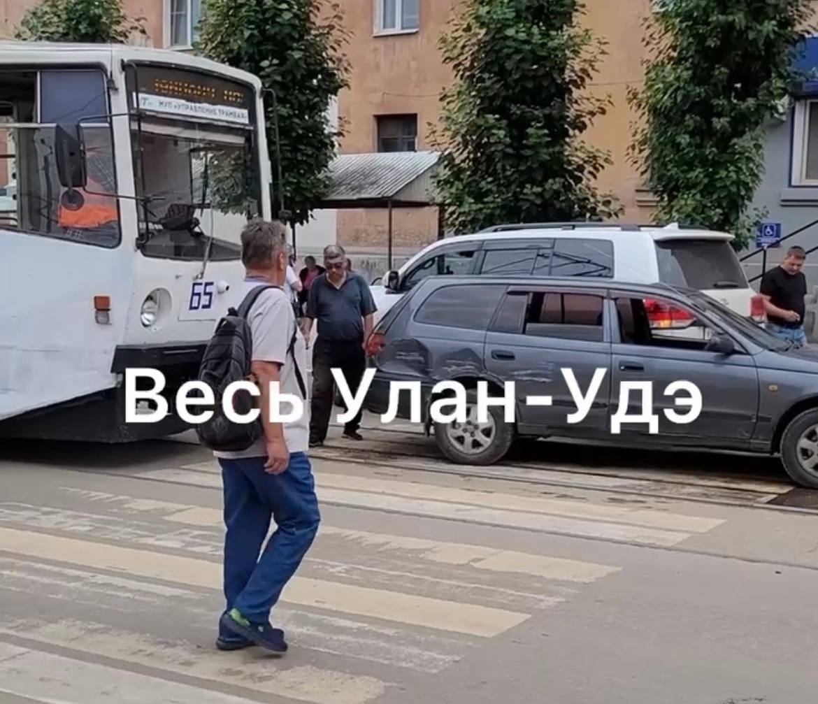 В Улан-Удэ пьяный водитель устроил ДТП с трамваем