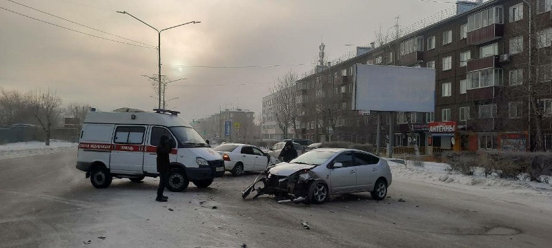 В Улан-Удэ на опасном участке столкнулись две иномарки