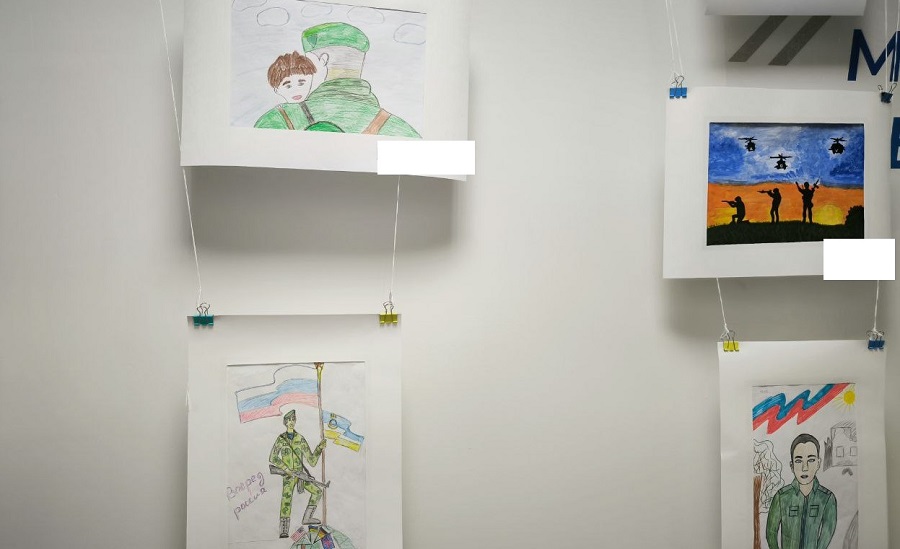 В Улан-Удэ открыли выставку рисунков детей участников СВО «Мой папа-герой»