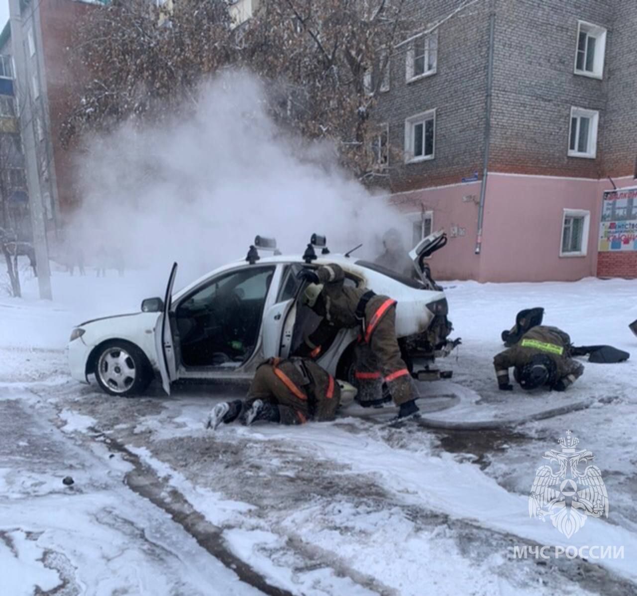 В Улан-Удэ 10 пожарных тушили легковушку 