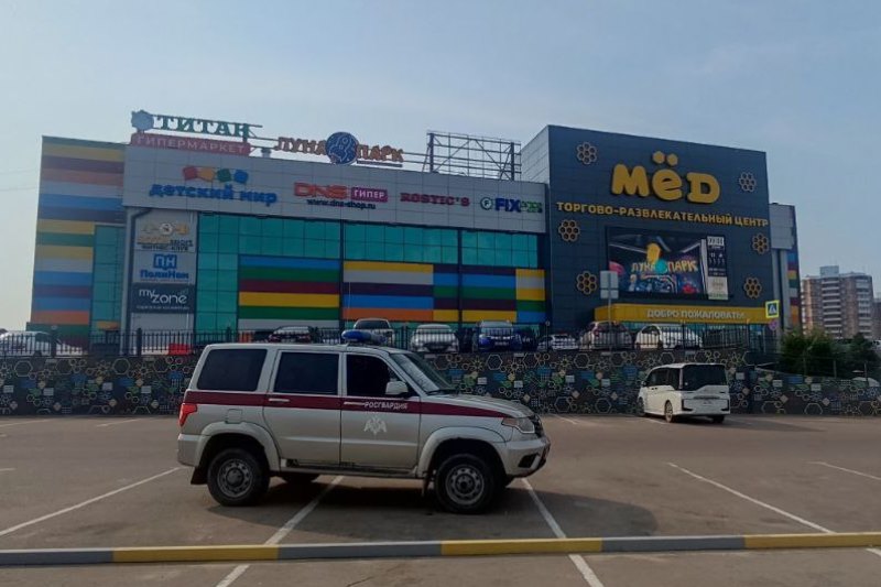 В Улан-Удэ неадекватный мужчина разбил дверь в торговом центре