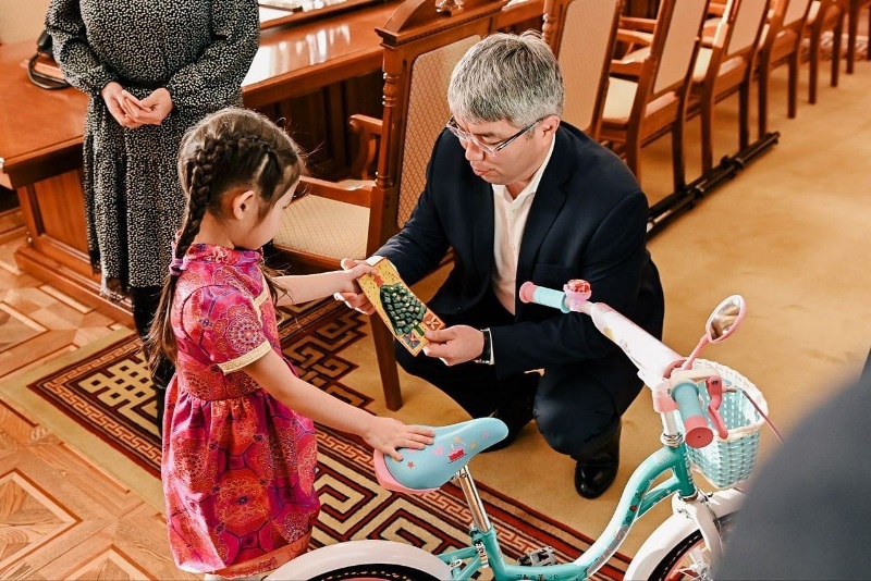 Глава Бурятии подарил ребенку «мимимишный» велосипед