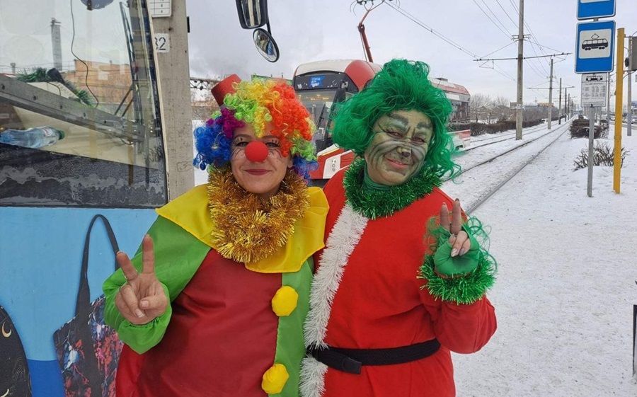 Улан-удэнцы могут встретить в трамваях Бабу-ягу, клоуна и Гринча