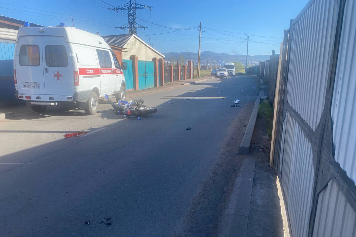 В Улан-Удэ мотоциклист врезался в забор