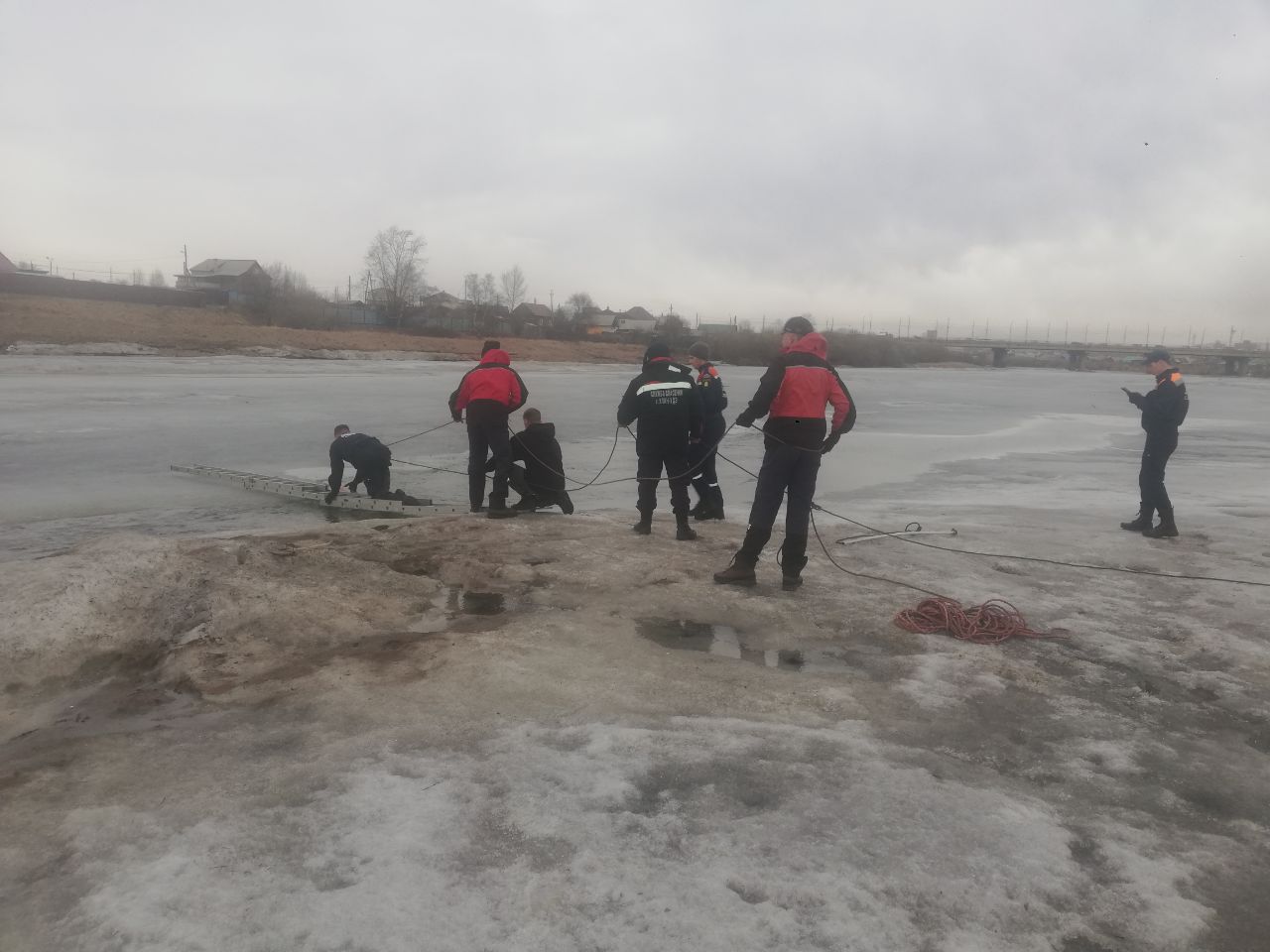 Бабр 24 новости бурятии свежие. Женщина провалилась под лед. Девочка провалилась под лед. Весной лед на реке уйдет.