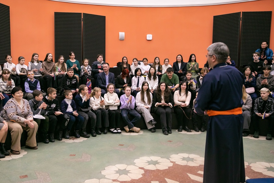 Дети подшефного Старобешевского района отметили Сагаалган в Москве