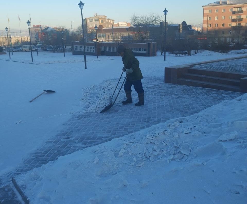 В Улан-Удэ парки и скверы очищают от снега