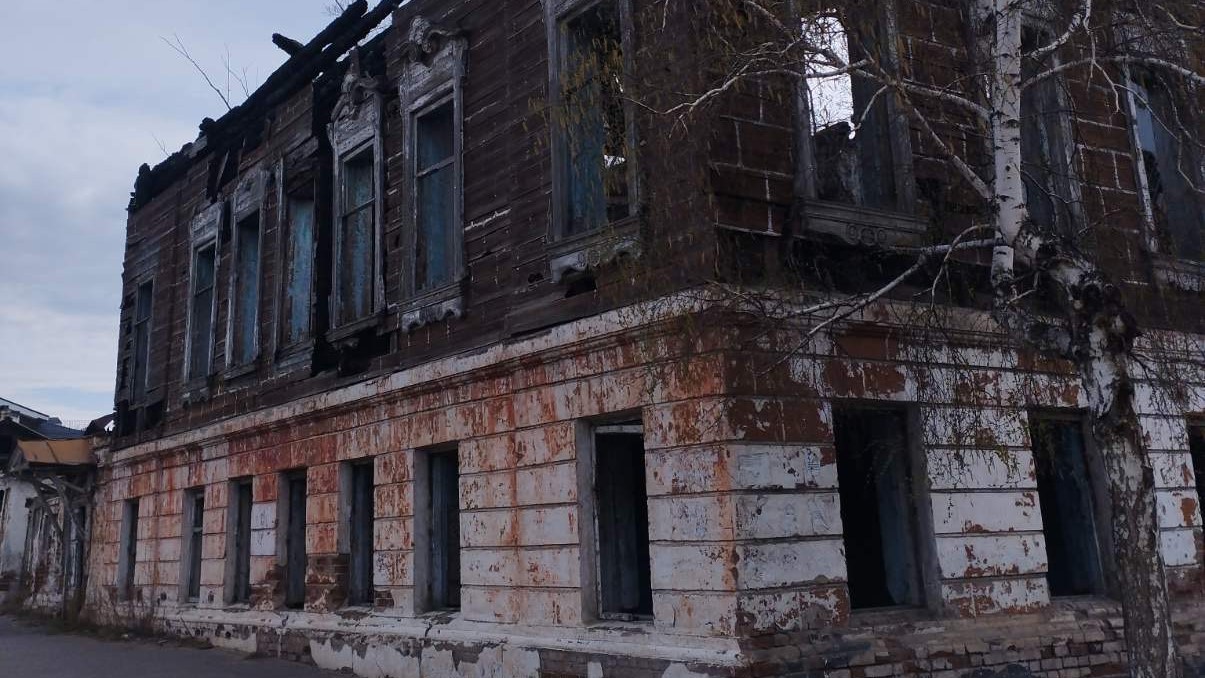 В Кяхте аварийное здание бывшего банка угрожает жизни людей