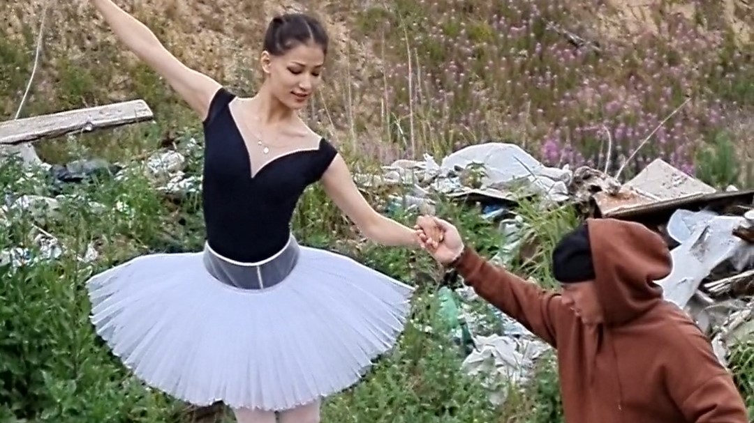 В Бурятии артисты балета убрали мусор на Байкале