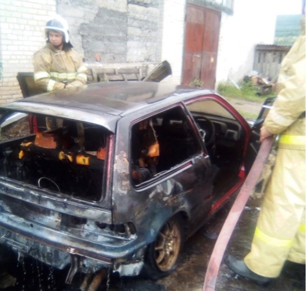 В Бурятии у работника управляющей компании загорелся автомобиль