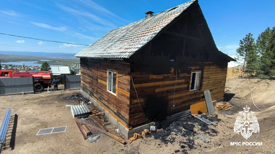 В Бурятии горит жилой дом