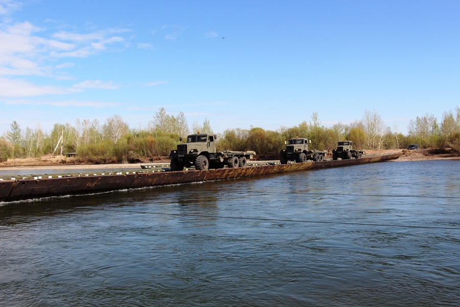 Военные завершили установку понтонно-мостовой переправы через реку Джида в Бурятии