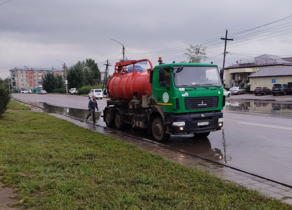 В Улан-Удэ продолжают откачивать лужи после дождя