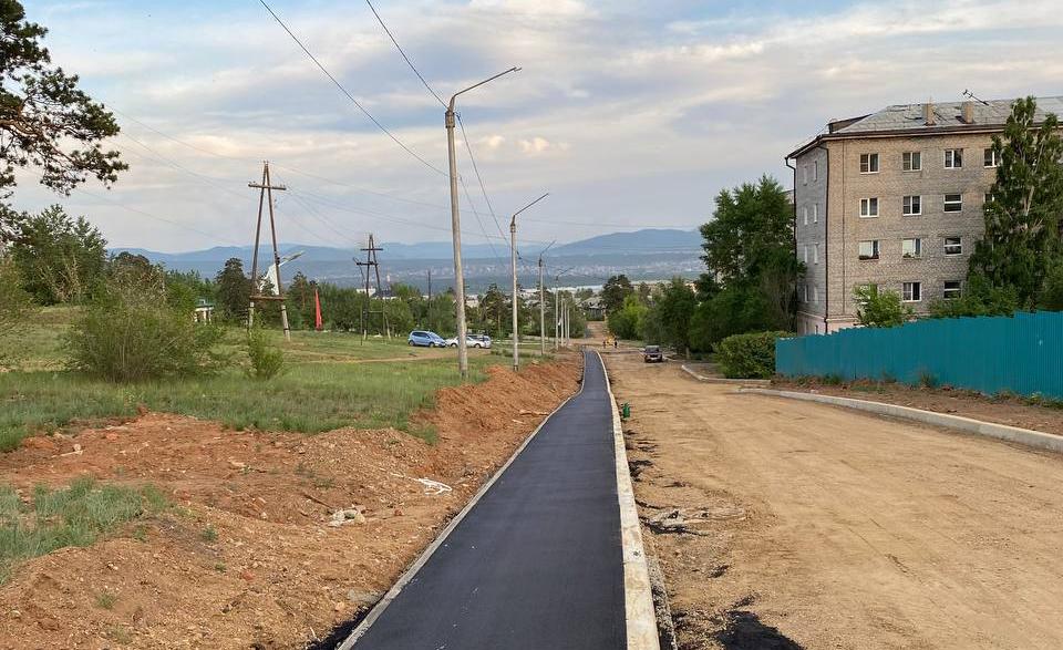 В Улан-Удэ в микрорайоне Загорск заасфальтировали новый тротуар