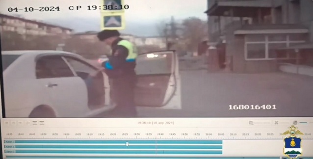 Улан-удэнец снимал видео, высунувшись из машины
