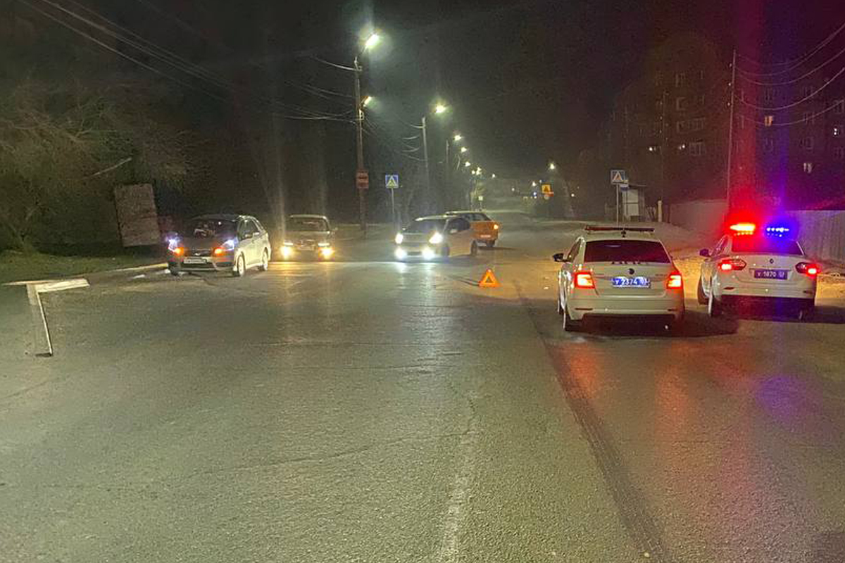 В Улан-Удэ мужчина улегся на дороге и попал под машину
