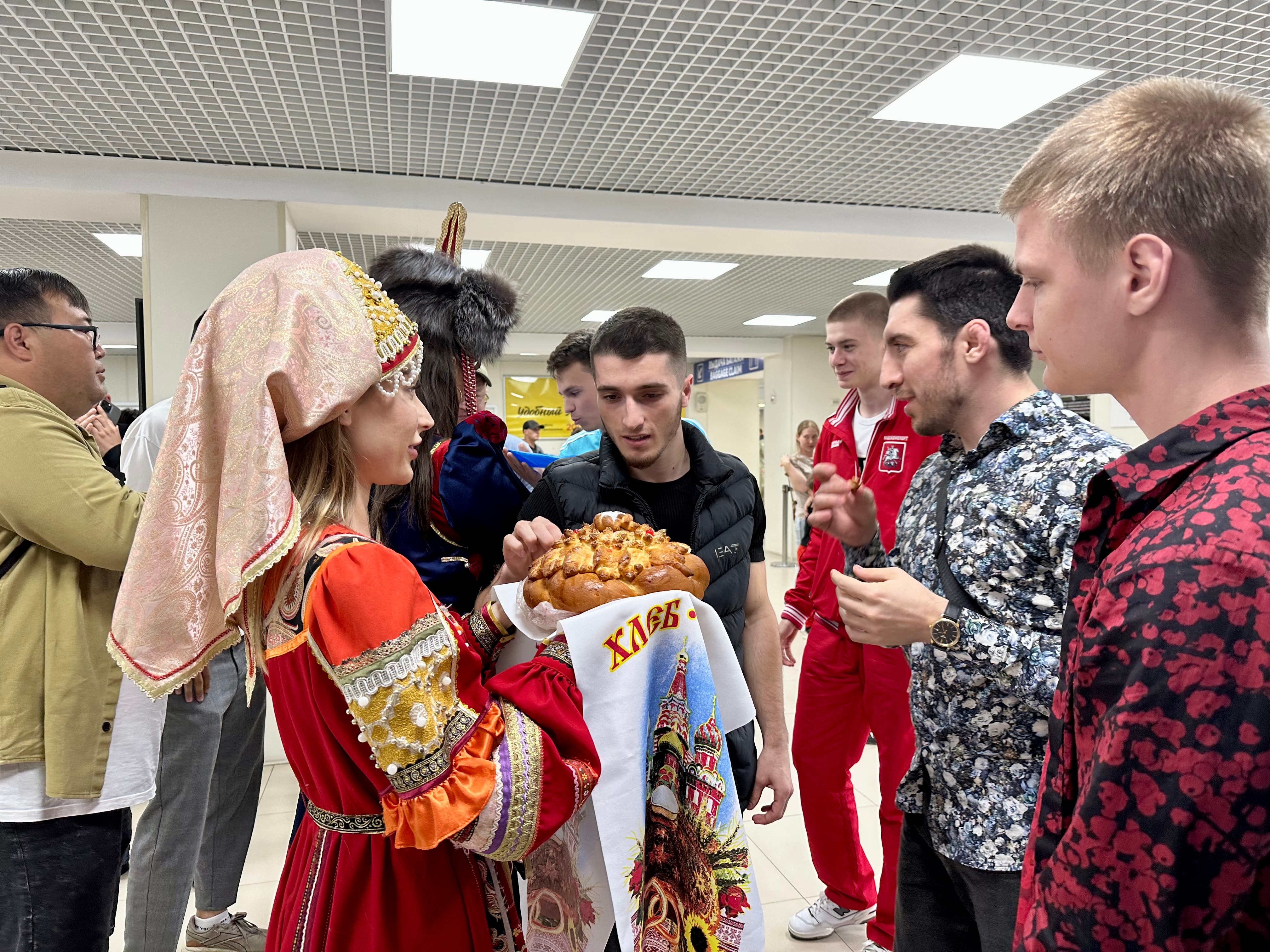В аэропорту «Байкал» встретили соперников Бурятии по боевому самбо из Москвы