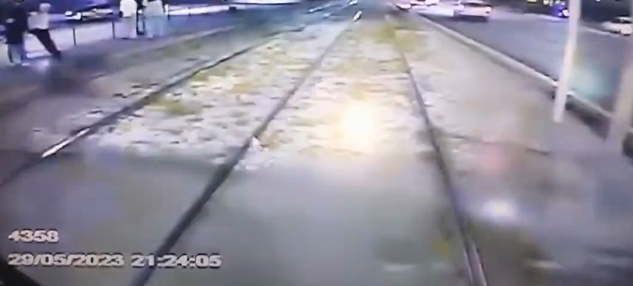 В Улан-Удэ появилось видео наезда трамвая на мужчину