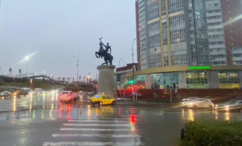 В Улан-Удэ таксист врезался в ограждение и сбил девушку