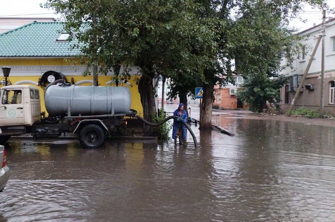 В Улан-Удэ снова откачивают воду после дождя
