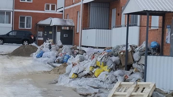 В Улан-Удэ управляющую кампанию накажут за заваленный мусором дом