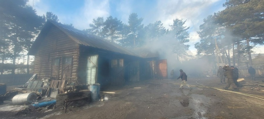Пожарные Бурятии спасли из горящего гаража автомобиль и трактор