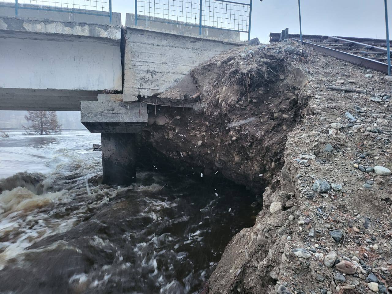 В Окинском районе Бурятии частично размыло мост