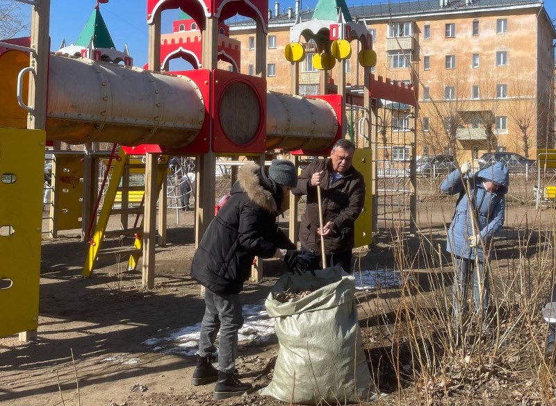 40 мешков мусора собрали чиновники в парке «Радуга» Улан-Удэ 