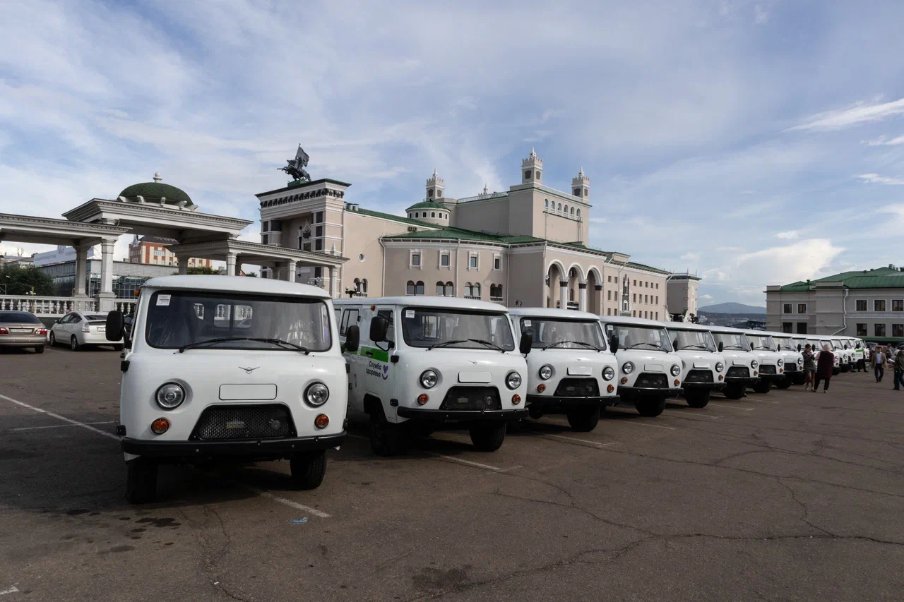 В Улан-Удэ вручили ключи от машин «скорой помощи»