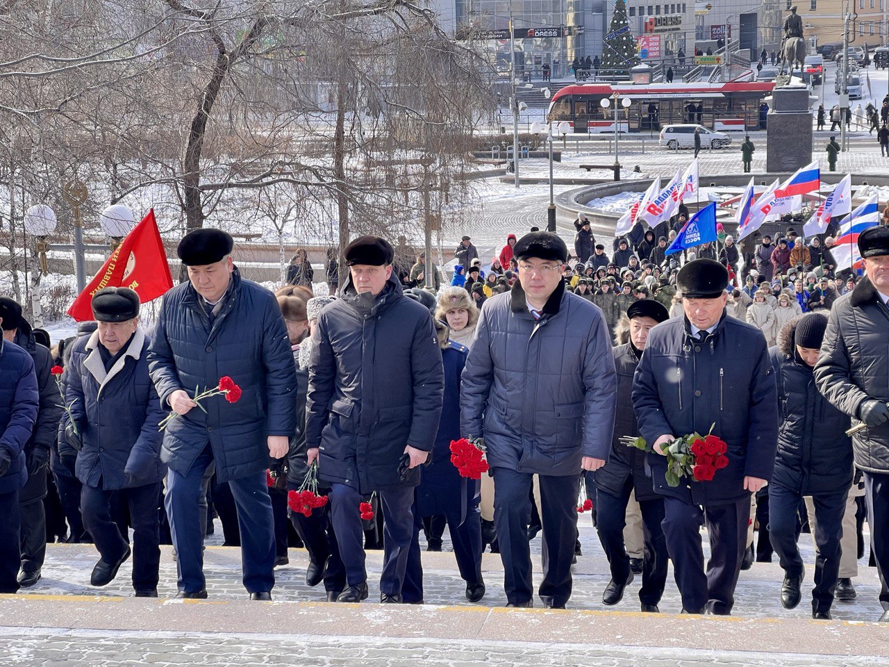 Глава Бурятии возложил цветы к мемориалу Победы