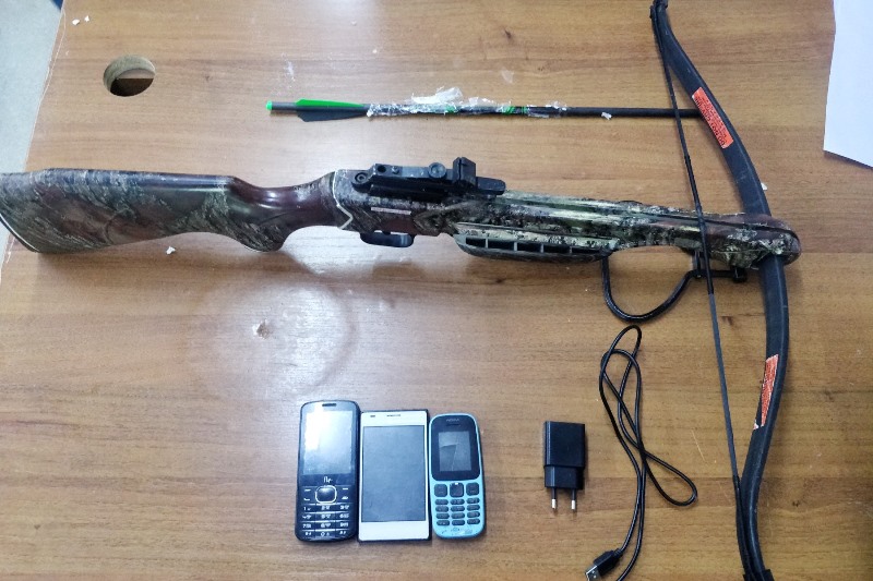 20-летний житель Бурятии с помощью арбалета пытался доставить зэкам телефоны