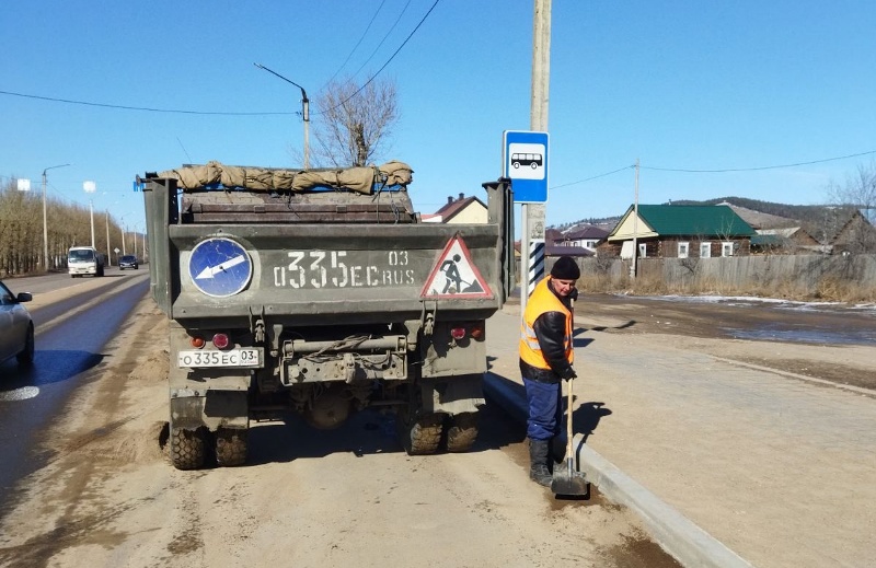В Улан-Удэ усилили работу по уборке смёта с улиц
