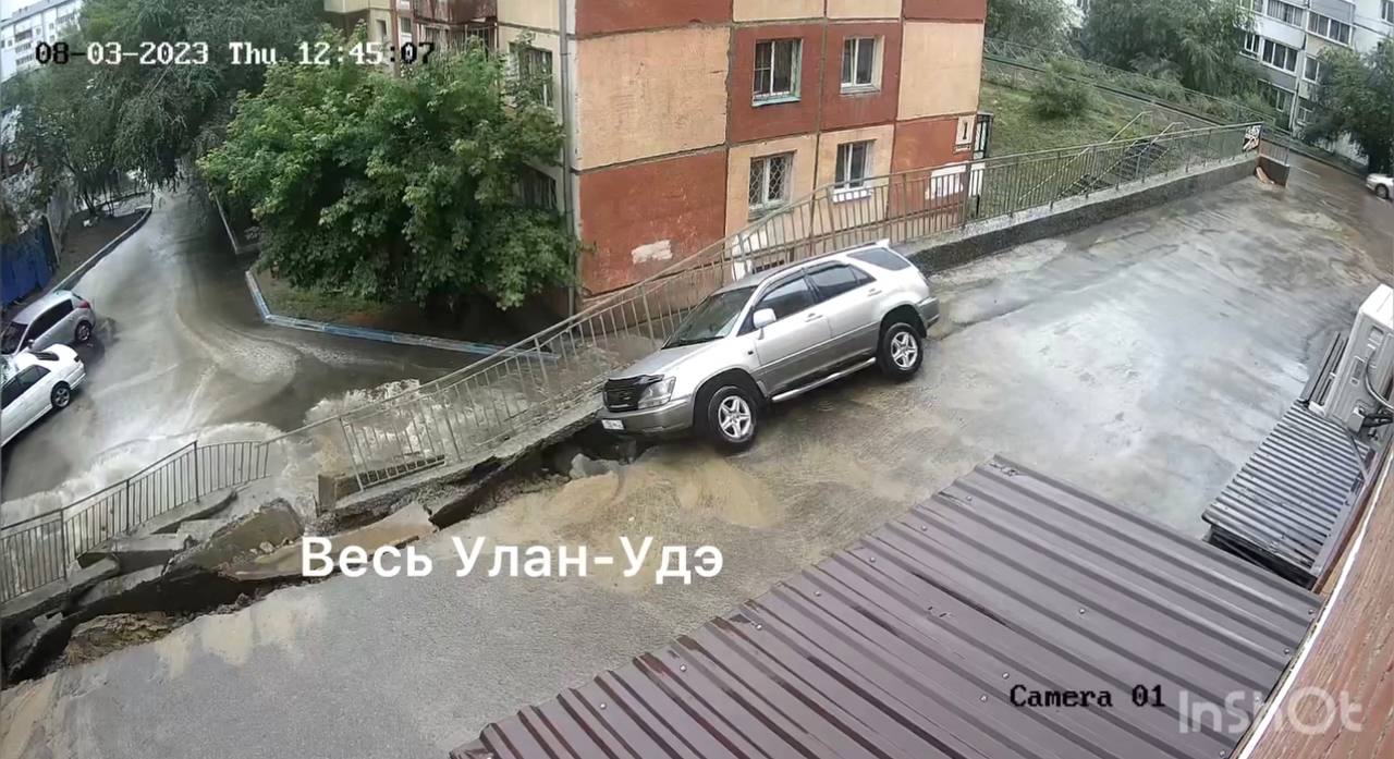 В Улан-Удэ обвалилось ограждение с автомобилем