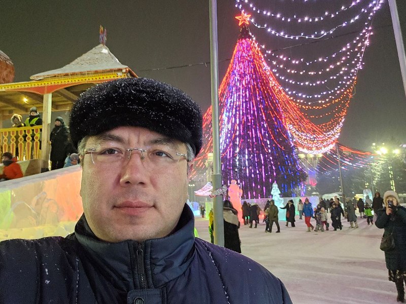 Глава Бурятии с супругой оценили ледовый городок в Улан-Удэ