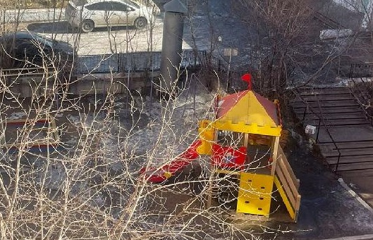 В Улан-Удэ от детской площадки после вмешательства прокуратуры убрали место длякурения 