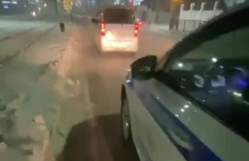 В Улан-Удэ агрессивный водитель устроил ДТП и кидался на людей с топором