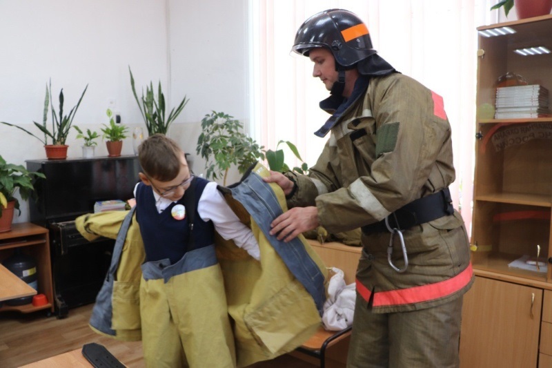 В школах Бурятии пожарные провели уроки безопасности