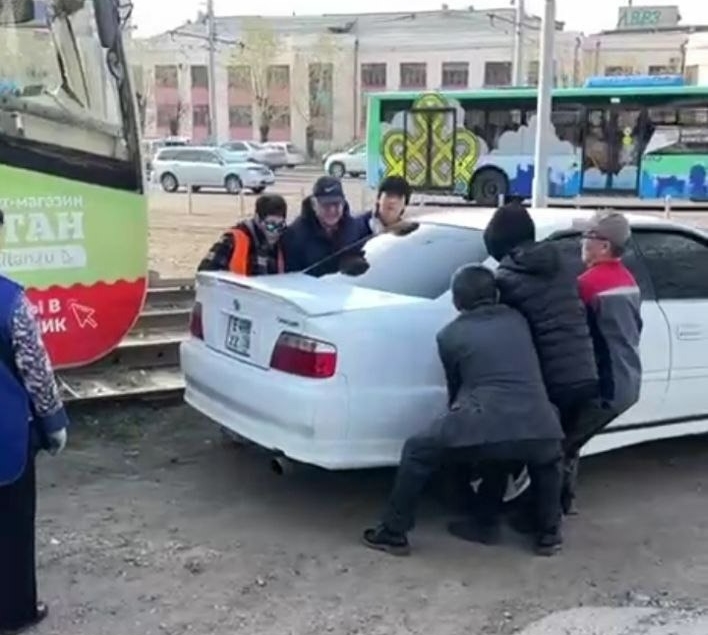 В Улан-Удэ пассажиры отодвинули с путей мешающий трамваю автомобиль