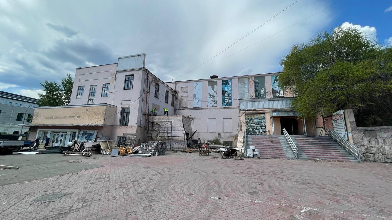 В Улан-Удэ началась реставрация старого здания театра кукол «Ульгэр»