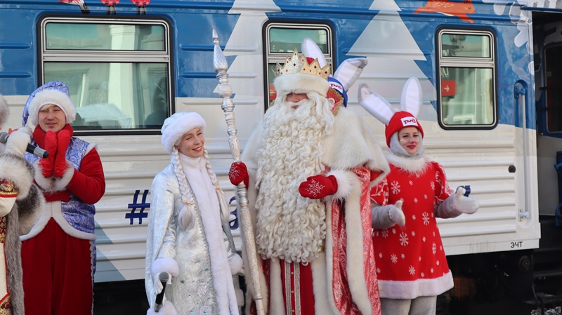 Улан-удэнцы встретили поезд Деда Мороза из Великого Устюга