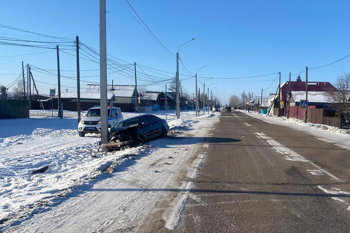 Водитель без прав в Бурятии врезался в электроопору