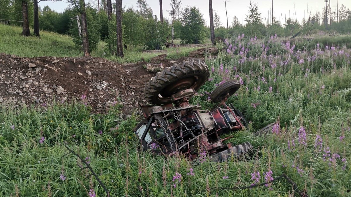 В Бурятии перевернувшийся трактор насмерть задавил тракториста
