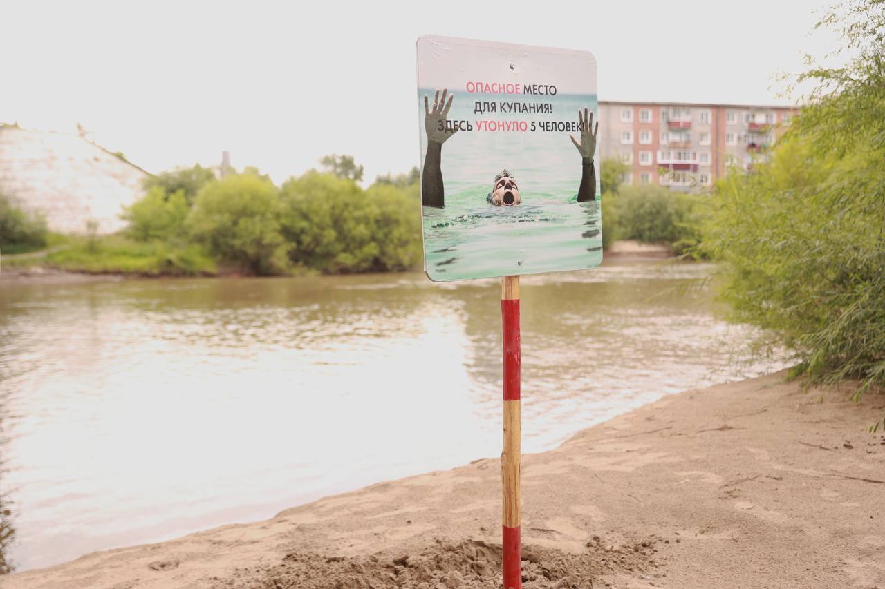 «Здесь утонуло 5 человек»: В Улан-Удэ устанавливают новые предупреждающие знаки около водоёмов
