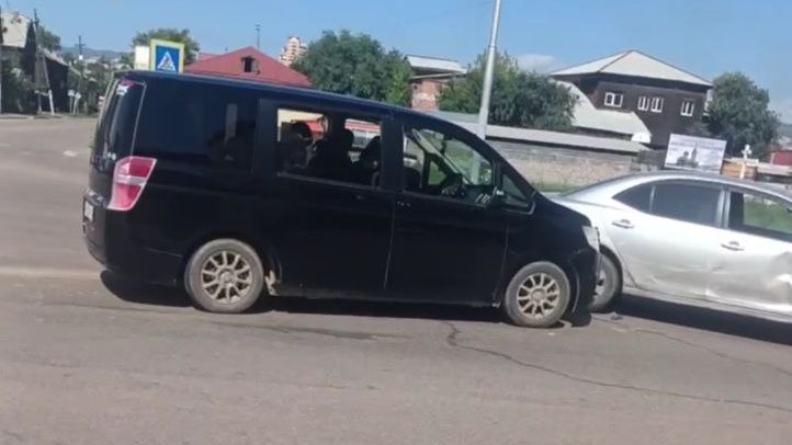 В Улан-Удэ столкнулись 2 легковых автомобиля