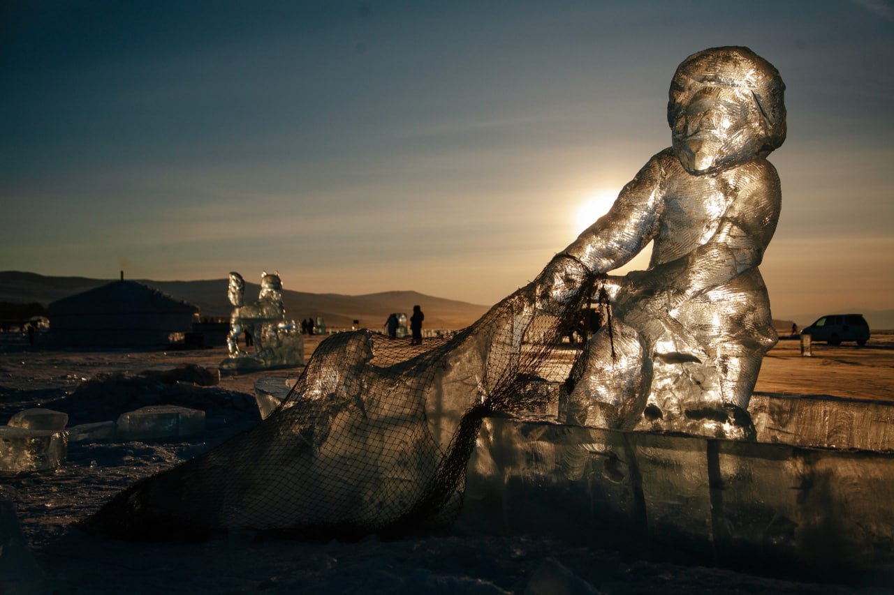 На Байкале проходит фестиваль льда