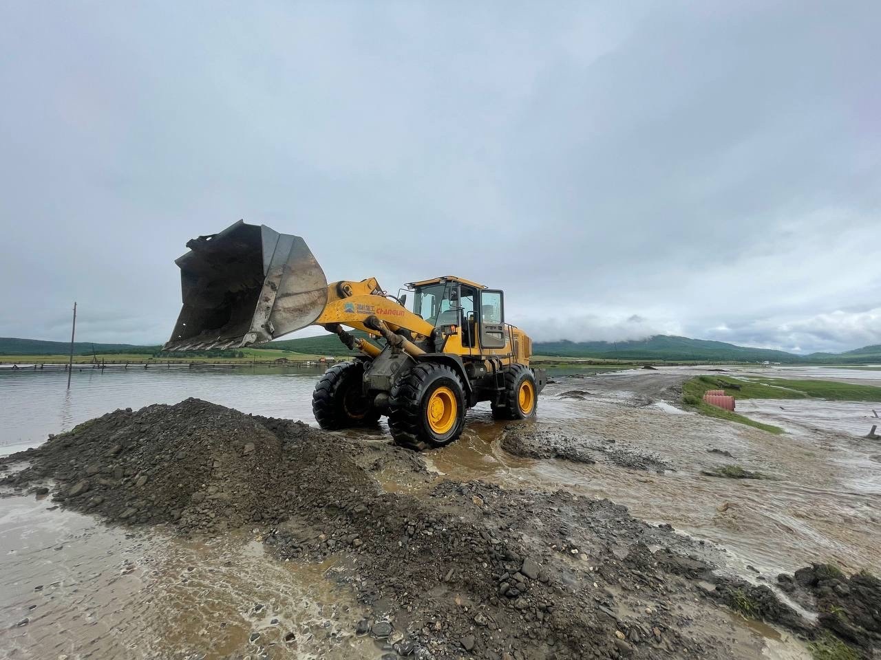 Работы по восстановлению размытой дороги в Закаменском районе продолжаются, отрезанными остаются три села