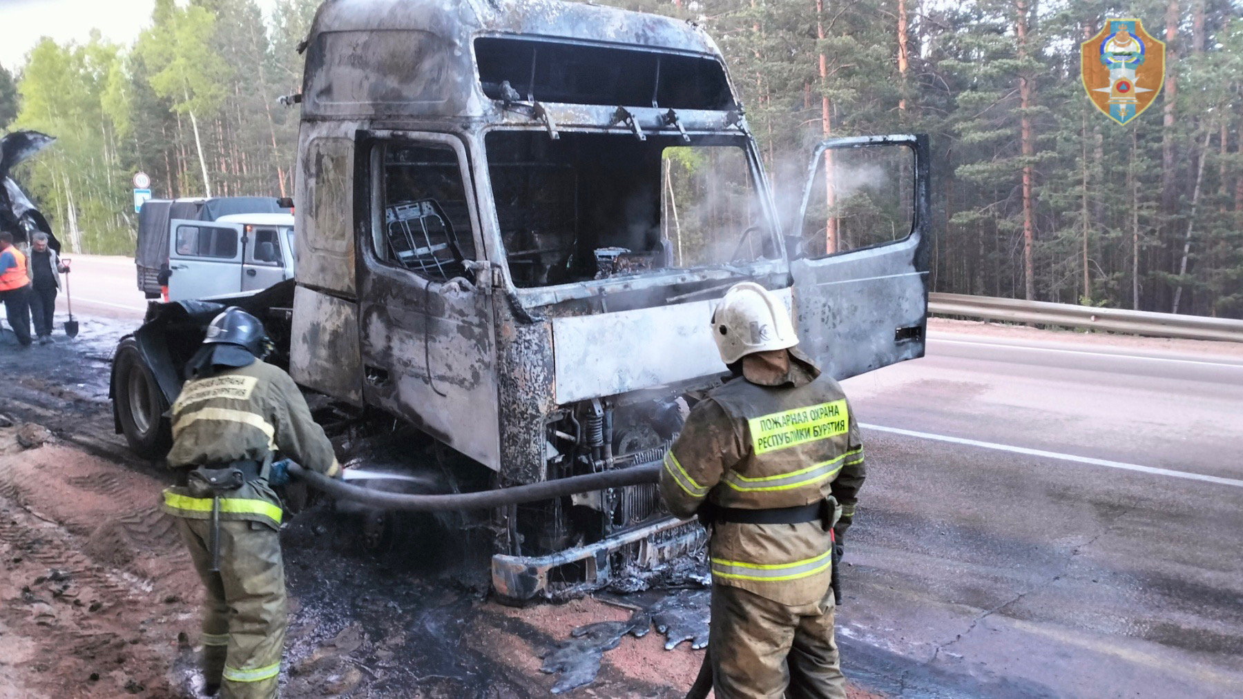 Фура сгорела на трассе в Бурятии, водитель получил ожоги
