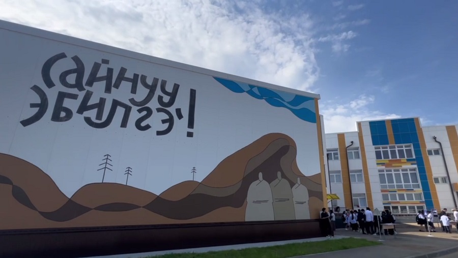 Еще на одной школе в Бурятии нарисовали огромное граффити 