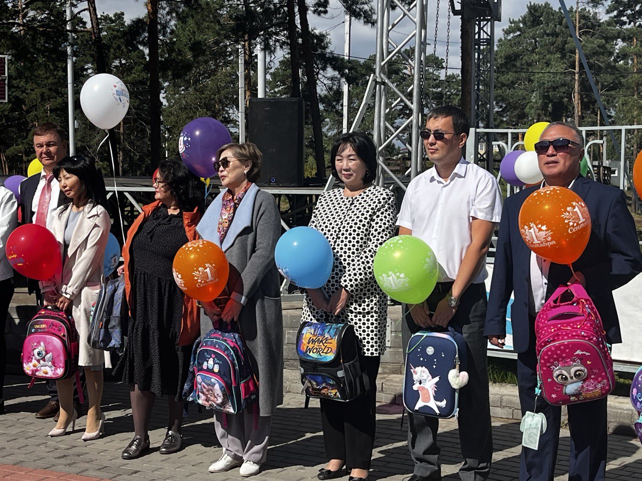 «Здравствуй, школа»: В Улан-Удэ первоклассникам из многодетных семей подарили рюкзаки и канцтовары